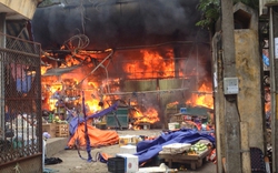 Hà Nội: Cháy chợ Nhật Tân, tiểu thương ôm hàng tháo chạy