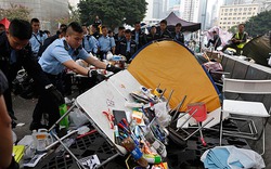 Chùm ảnh: Cảnh sát Hong Kong tràn vào dẹp “căn cứ” biểu tình cuối cùng  