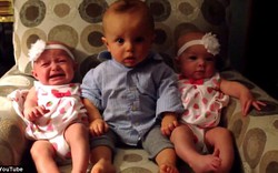 Video: Cậu bé “sốc” khi lần đầu gặp 2 em sinh đôi