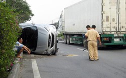 Ô tô lật nhào trên quốc lộ, 5 người thoát nạn