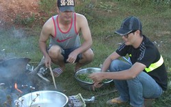 4 ông bố Việt dựng bếp dã chiến nấu cơm cho con