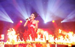 Thảo Trang sexy hát giữa vòng lửa