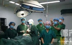 Phẫn nộ bác sĩ chụp ảnh “tự sướng” trong phòng phẫu thuật