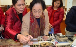 Nguyên phó Chủ tịch nước Nguyễn Thị Bình trao tặng hiện vật cho Bảo tàng phụ nữ VN