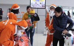 Gần 100 &#34;ông già Noel&#34; Jetstar Pacfic tặng quà tại sân bay