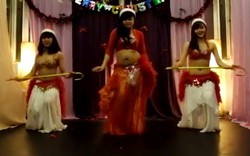 Giáo viên bellydance nhảy Jingle Bells  nóng bỏng