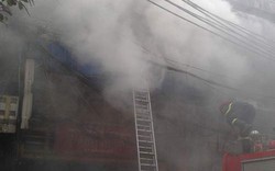 Cháy lớn ở phố cổ: Giải cứu cháu bé 3 tuổi