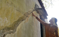 Quảng Ninh: Hơn 30 hộ bị nứt tường, sạt mái