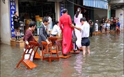 Những đám rước dâu “lạ” trong mưa lũ 