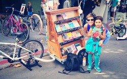 Cô gái lái xe đạp chở sách đi khắp nơi truyền cảm hứng đọc