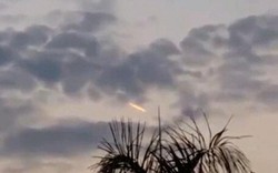 Video: Vệt sáng cam bí ẩn trên bầu trời Australia