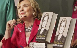 Ứng viên TT Mỹ Hillary Clinton tặng hồi ký cho các đối thủ