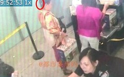 Trung Quốc: Mang dao lên máy bay để... gọt hoa quả