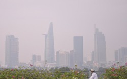 Gần trưa, Sài Gòn vẫn ẩn hiện trong sương mù