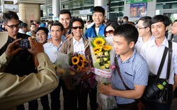 Chế Linh bị fan vây kín khi vừa trở về Sài Gòn