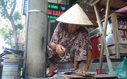 Cụ bà 75 tuổi và nghề ép giấy bằng bàn ủi con gà