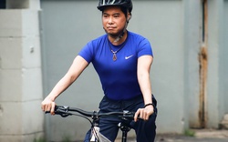 Ngọc Sơn chạy xe đạp đi tập hát