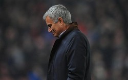CĐV đối địch sát muối vào nỗi đau của Mourinho