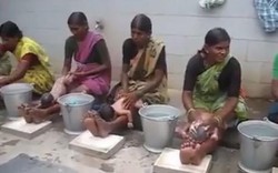Video: Tắm cho trẻ sơ sinh "bạo tay" kiểu.. Ấn Độ