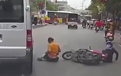 Video: Qua đường bất cẩn, hai mẹ con thoát chết trong gang tấc