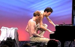 Clip: Bật cười với 2 hotboy vừa thay quần áo vừa chơi Piano