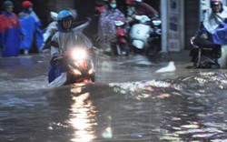 Ảnh: Mưa lớn, Sài Gòn lại ngập trong "biển nước"