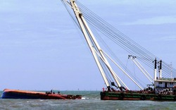 Trục vớt tàu Hoàng Phúc 18 bị lật ở Cần Giờ