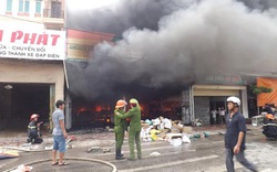 Nghệ An: Cháy cửa hàng phụ tùng xe máy, hàng trăm người dập lửa