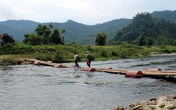 Liều mình qua suối dữ với cầu phao tạm