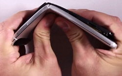 Video: Google Nexus 6P quá "lởm", bẻ nhẹ đã gãy đôi