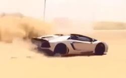 "Dân chơi" Trung Đông cho Lamborghini Aventador "bơi" trên cát