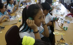 TP.HCM: Học sinh tập làm tai nghe từ phế liệu