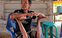 Indonesia: Cụ ông 68 tuổi khoe biệt tài uốn dẻo như rắn