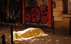 Con tin giả chết để thoát đạn khủng bố ở Pháp