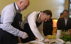 Thăm VN, Thủ tướng New Zealand vào bếp làm phở cuốn
