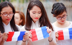 Sinh viên Thủ đô chụp ảnh kỷ yếu cầu nguyện cho Paris