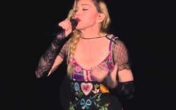 Madonna rơi nước mắt trước thảm kịch tại Paris