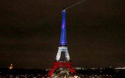 Tháp Eiffel mở cửa trở lại, rực sáng màu quốc kỳ Pháp