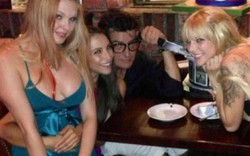 Charlie Sheen lộ hóa đơn "bịt miệng" tiệc sex tập thể