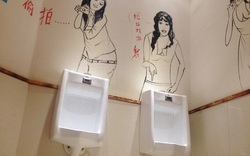 Độc chiêu thu hút khách nam bằng nhà vệ sinh gợi cảm