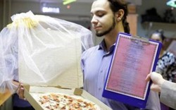 Trai trẻ cưới pizza "làm vợ" gây sốc