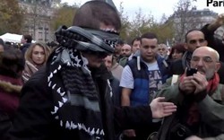 Nam thanh niên Hồi giáo ở Paris xin được người lạ ôm