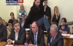 Clip nghị sĩ Ukraine đá vào mặt "sếp" an ninh trên TV