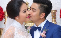 Vân Trang ngọt ngào "khóa môi" chú rể trong lễ đính hôn