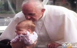 Nụ hôn Giáo hoàng giúp teo u não bé gái 1 tuổi
