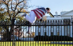 Quấn cờ Mỹ quanh người trèo vào Nhà Trắng để "được chết"