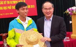 Chủ tịch Nguyễn Thiện Nhân tặng mũ rơm cho học sinh đoạt giải quốc tế