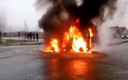 Nga: Xe cảnh sát bị bắn cháy ngùn ngụt, 2 người tử nạn