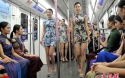 Nữ sinh diễn catwalk trên tàu điện ngầm gây xôn xao