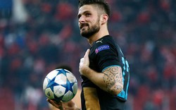 Lập hat-trick, Giroud vượt mặt Bergkamp, bắt kịp Henry